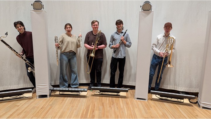 En ensemble med olika blåsinstrument