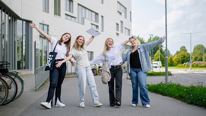 4 studenter på campus.