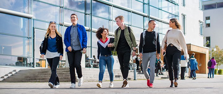 6 studenter på campus.