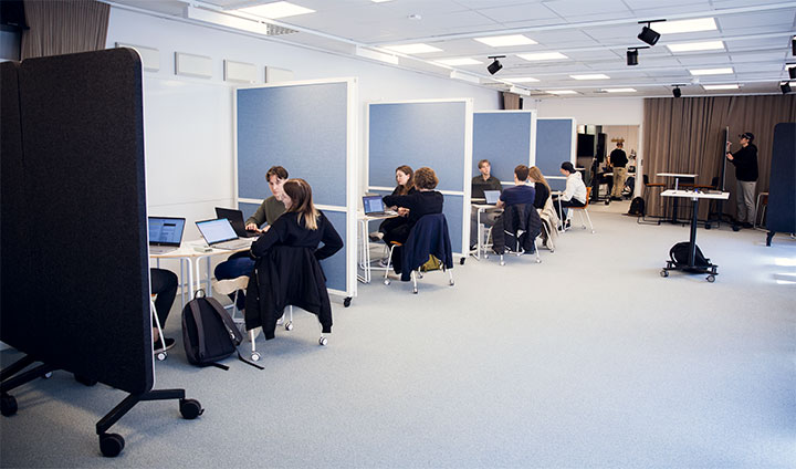 Group work in Learning Lab. The picture shows the foldable ORU walls.