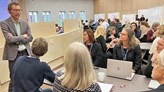 Rektorn pratar inför en grupp.