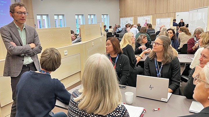 Rektorn Åke Ingerman pratar inför en grupp