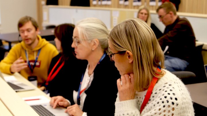 Workshop bild av tre personer.