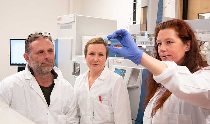 Magnus Engwall, Maria Larsson och Ulrika Eriksson i labbet med ett provrör.