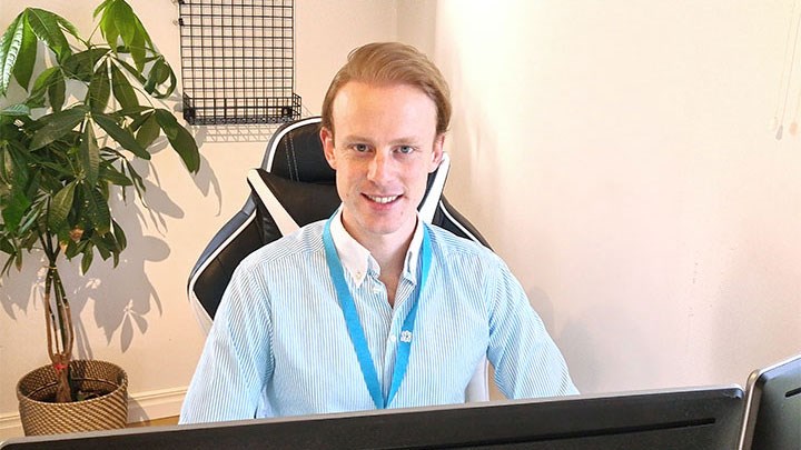 Anders Lönnquist framför datorn vid sin arbetsplats.