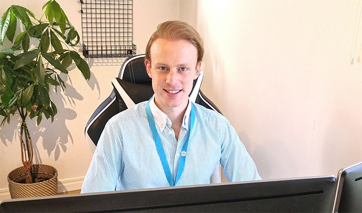 Anders Lönnquist framför datorn vid sin arbetsplats.
