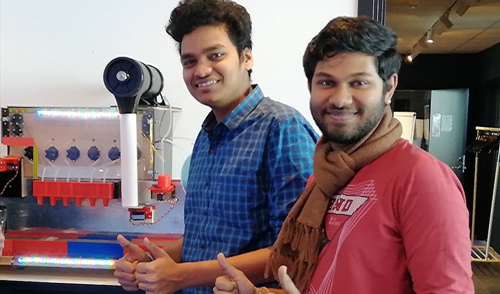 Yogesh Kumar Jagadeesan och Balu Prashanth Ravichandran med barroboten som nu finns på myOffice. 