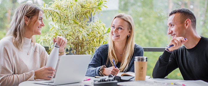 Tre studenter på Örebro universitet