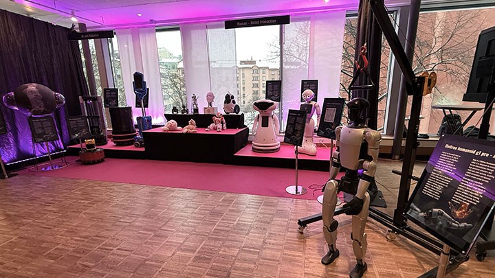 Robotar på utställningen.