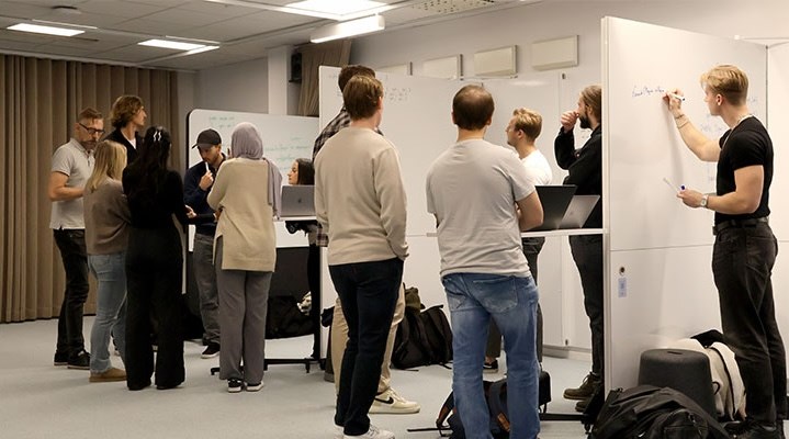 Studenter vid tavla.