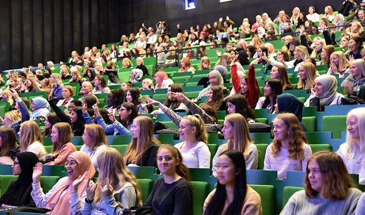 Bild från fullsatt aula med massor av niondeklassare.