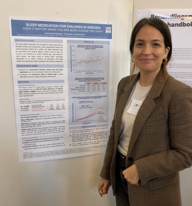 Clara framför sin poster om sömnmedicinering