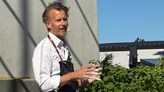 Paul Svensson i vit skjorta och svart förkläde. 