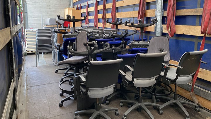 Stolar, bord och kontorssoffor fraktas till Sumy State University för att bidra till återuppbyggnaden av universitetet.