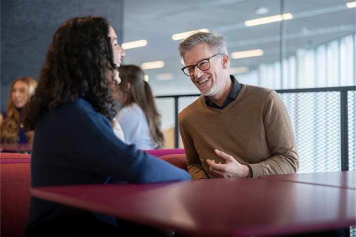 Studenter utanför Novahuset på Campus Örebro. 