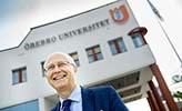 Johan Schnürer framför Örebro universitet