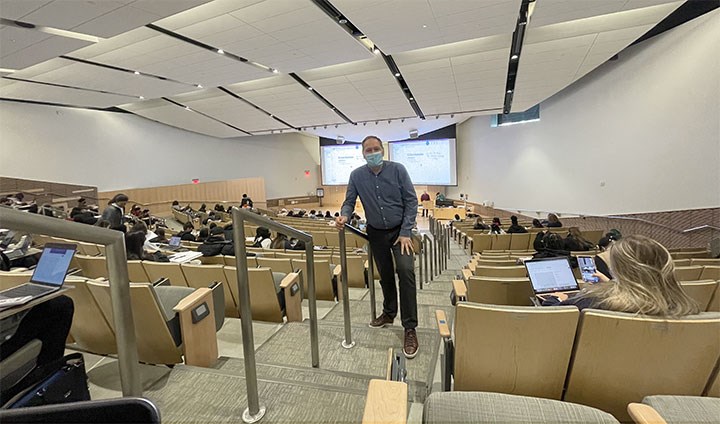 Nikolai Scherbak i en hörsal på universitetet.