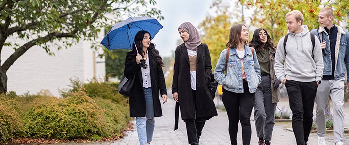 Sex studenter går på campus.