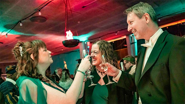 Sara Frödén, Malin Hagström and Joakim Sundqvist raising their glasses.