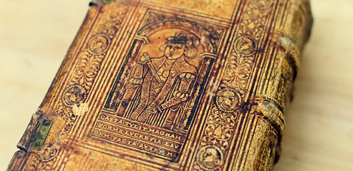 Närbild på framsidan av en äldre bok från Karolinska samlingen.