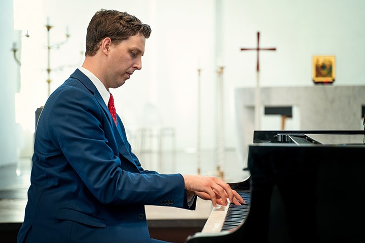 Tony Knutsson spelar piano