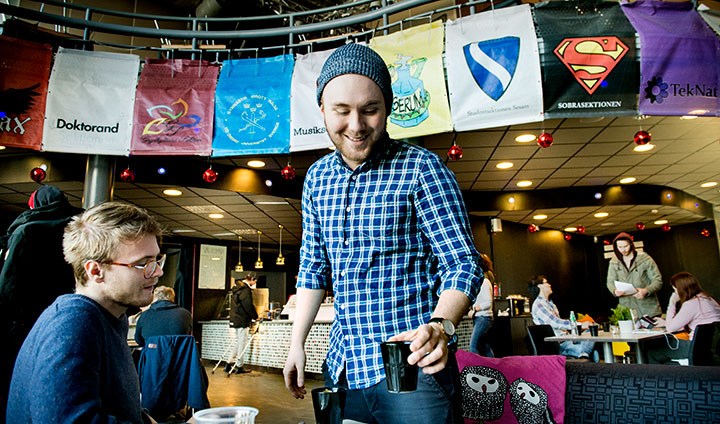 Två manliga studenter på kårhuset. 