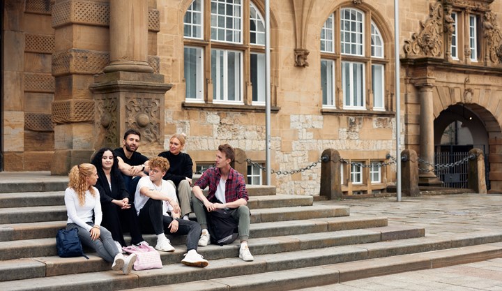 Studenter på en trappa i Bielefeld