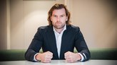 Johannes Larsson knyter sina nävar och tittar ilsket in i kameran.