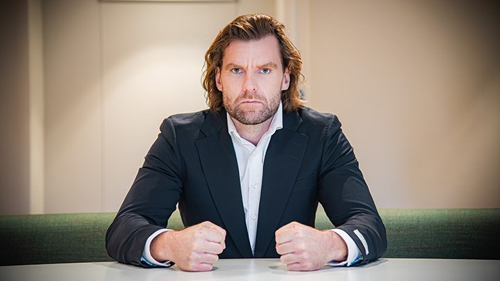 Johannes Larsson knyter sina nävar och tittar ilsket in i kameran.
