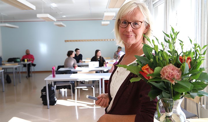 Katarina Hjortgren i klassrummet.