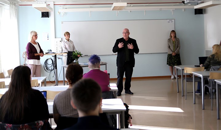 Thomas Denk talar inför studenterna.