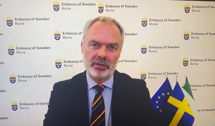 Jan Björklund, Sveriges ambassadör i Italien, inleder AI-workshoppen. 
