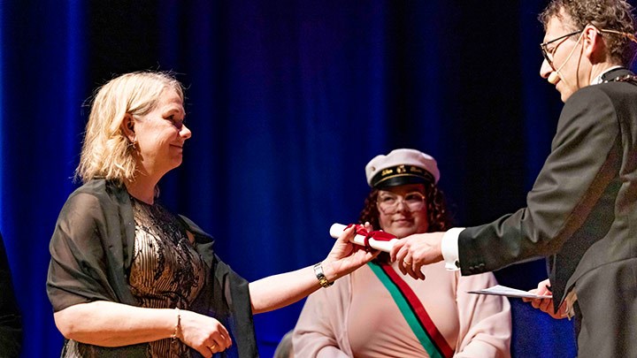 New Professor of Business Administration Karin Berglund receiving her diploma from Vice-Chancellor Åke Ingerman.