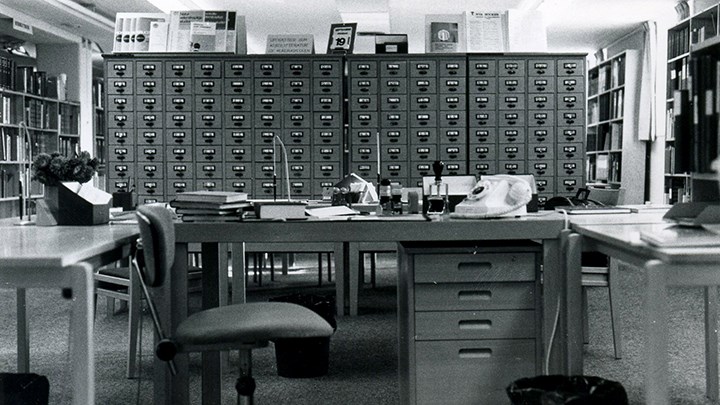Kortlådor och skrivbord på ett bibliotek.