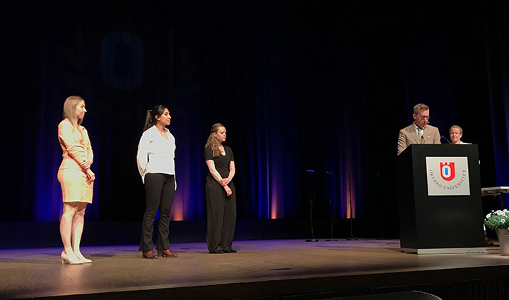 Utdelning av stipendium till studenter Jessica Nilsson, Jasmine Fridljung och Ebba Andrén.