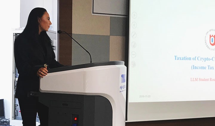 Rosanna Oscarés håller föredrag i Sydkorea. 