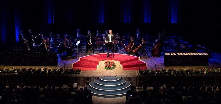 Rektor på scenen vid akademisk hyllning