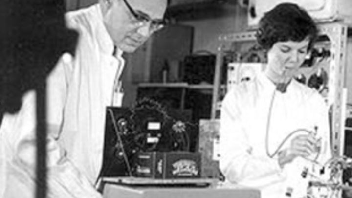 Man ond woman in laboratory