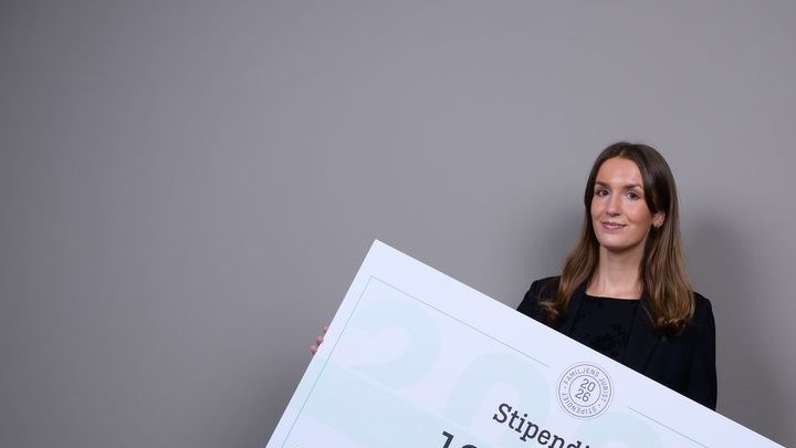 Juriststudent med check