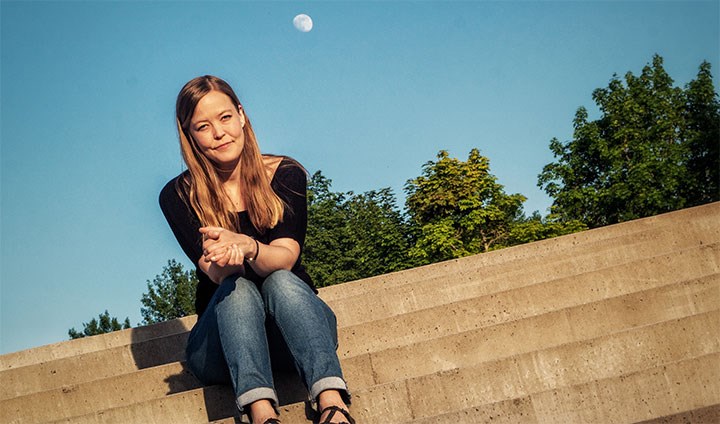 Lina Sandström, forskare vid Örebro universitet, sitter på en trappa. 