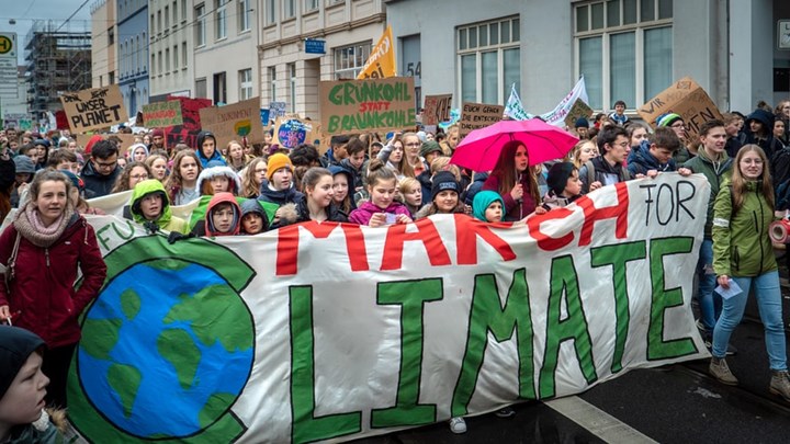 Ungdomar i demonstration för miljön.