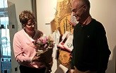 Marie Jönsson med blomma framför spikningsträdet
