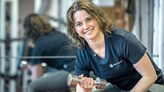 Lena Axelsson Svedell håller i en hantel på gymmet. 