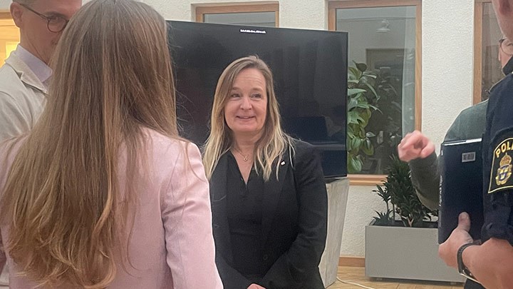 Eleonor Kristoffersson i en grupp.