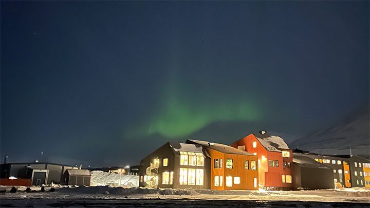 Norrsken över Longyearbyen, Svalbards enda större ort.