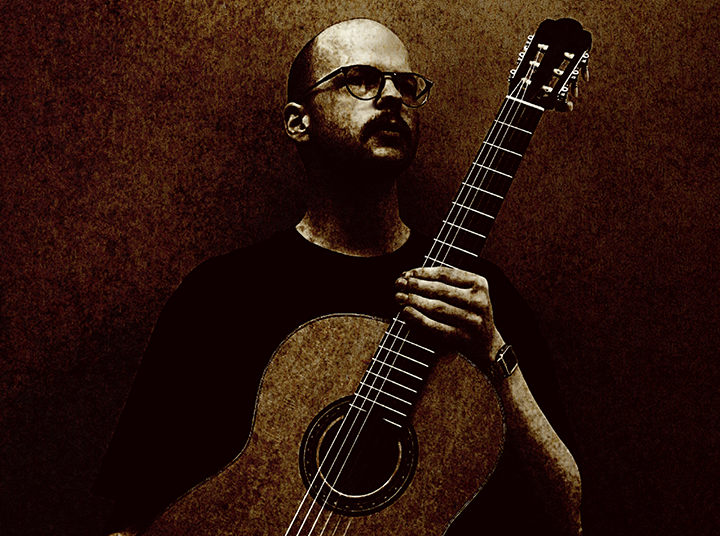 Simon Danielsson med gitarr i handen