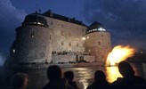 Örebro slott med en eld framför.