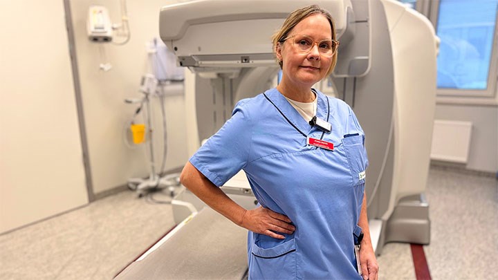 Anna-Karin Bäck framför en röntgenapparat.