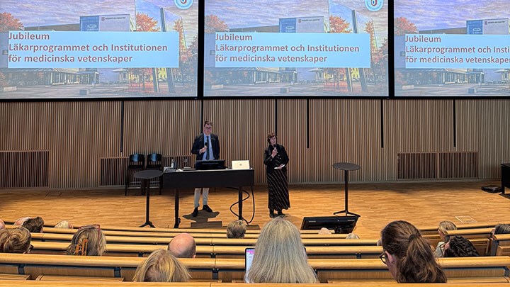Några talare i en aula.