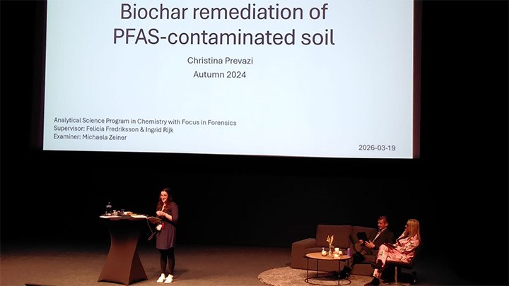 Christina Prevazi tar emot priset under Nätverket Renare Marks årsmöte. 